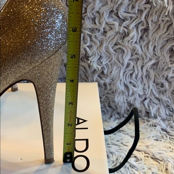 Aldo Capecoral Gold heels, size 10 - Picture 2 of 6